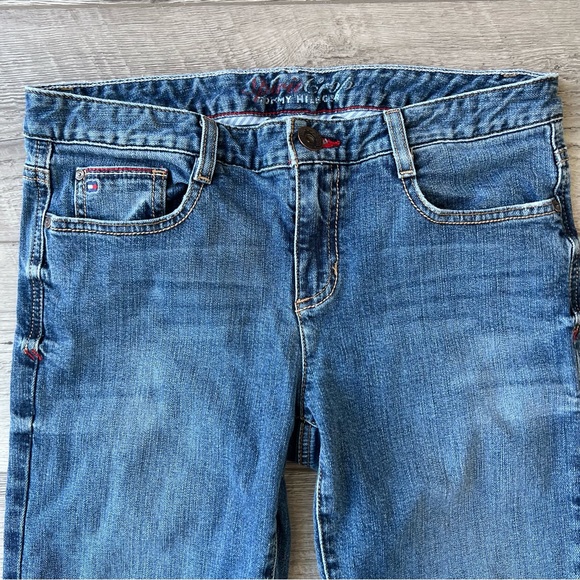 Tommy Hilfiger Medium Wash Spirit Crop Jeans | Size 8 - Picture 4 of 9